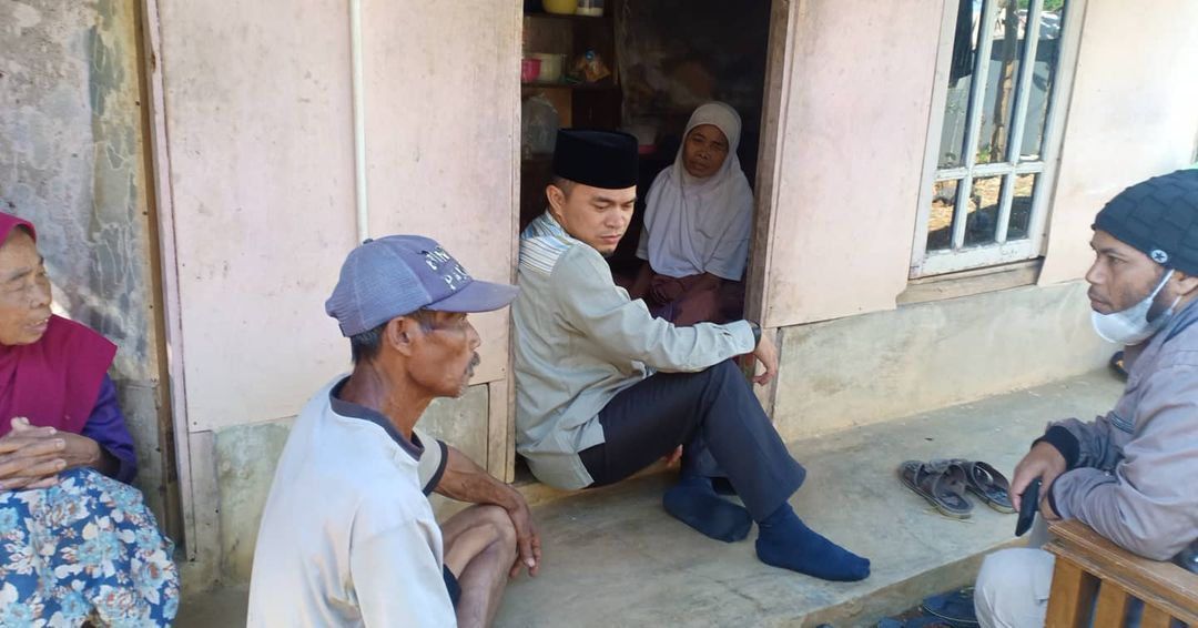 Anggota DPRD Ciamis, Uus Rusdiana (tengah berpeci), dalam dokumentasi kunjungannya ke  warga Wanasari Desa Budiasih Kec. Sindangkasih.