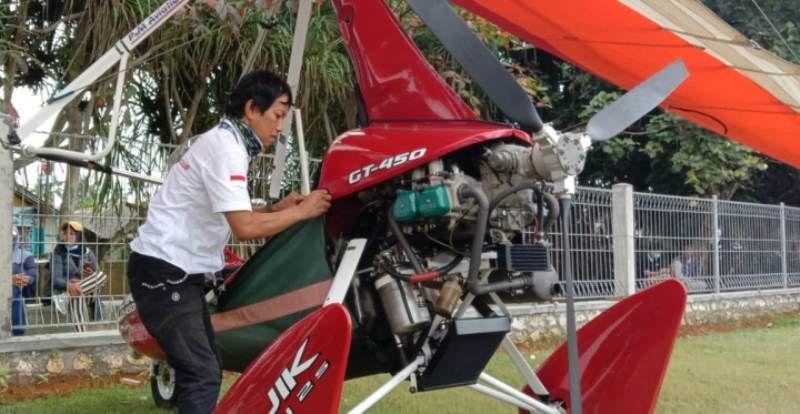 salah satu penghobi paramotor yang juga mendarat di lapangan Beach Strip pantai barat Pangandaran, sabtu, 16 Oktober 2021.