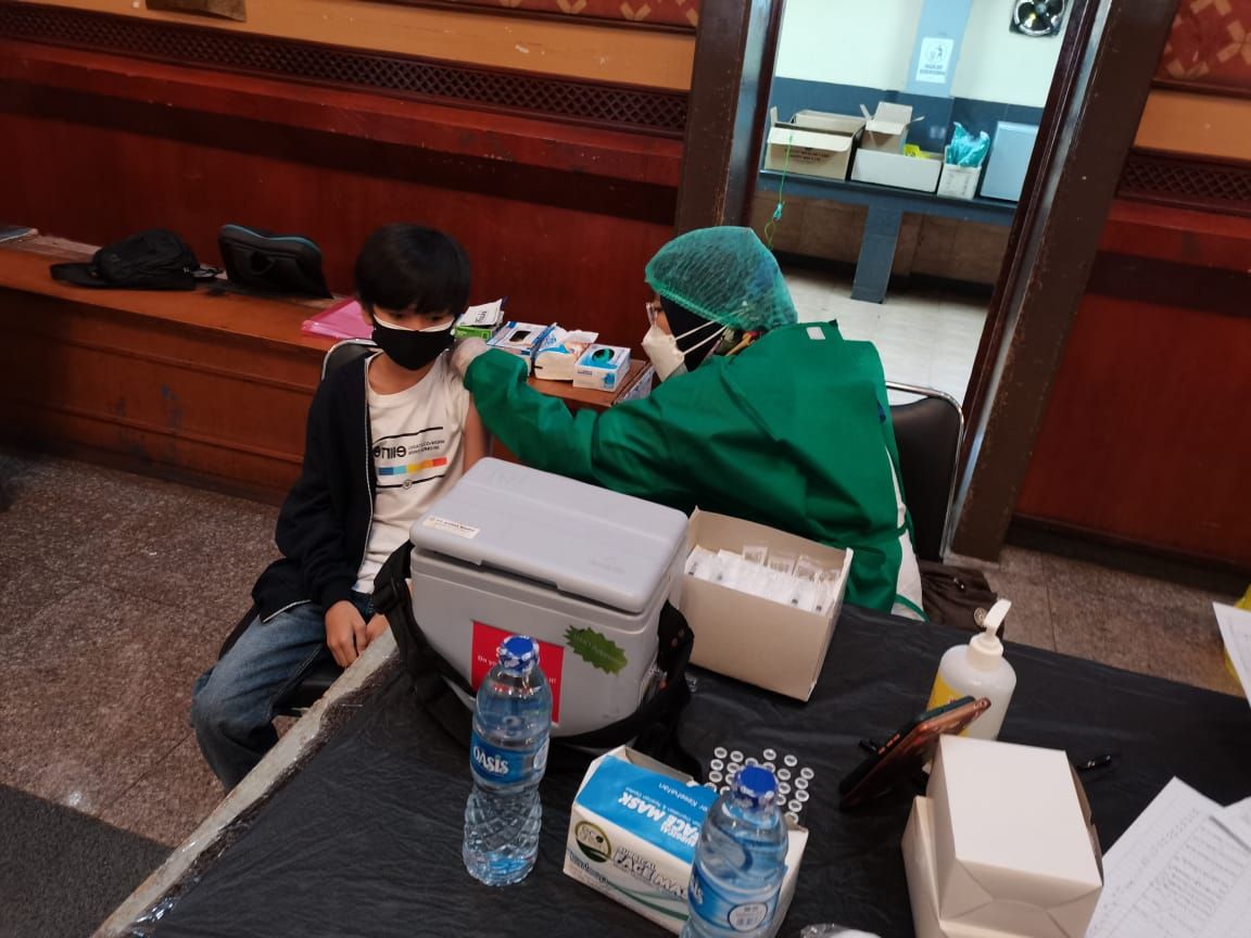 Pelajar Kota Bandung tengah mendapatkan suntikan vaksinasi COvid-19