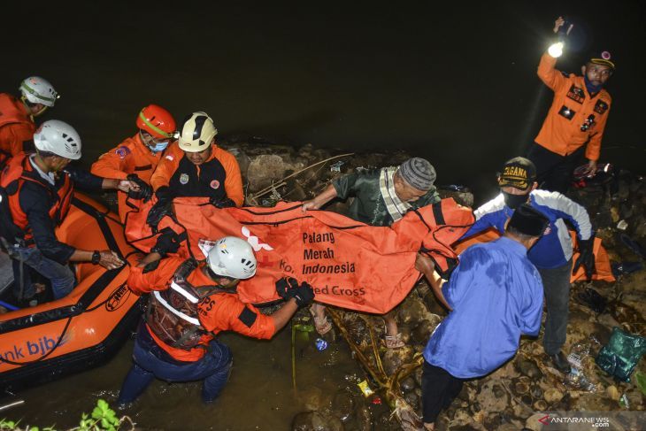 21 Pramuka di Ciamis dievakuasi usai tenggelam di Sungai Cileueur, 11 meninggal dunia, 10 selamat./ANTARA