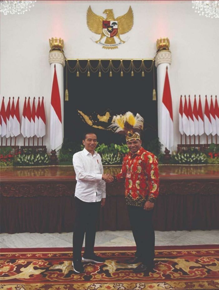 Presiden Joko Widodo dan Ketua Umum Dewan Pimpinan Nasional Pemuda Adat Papua Jan Cristian Arebo, SH.