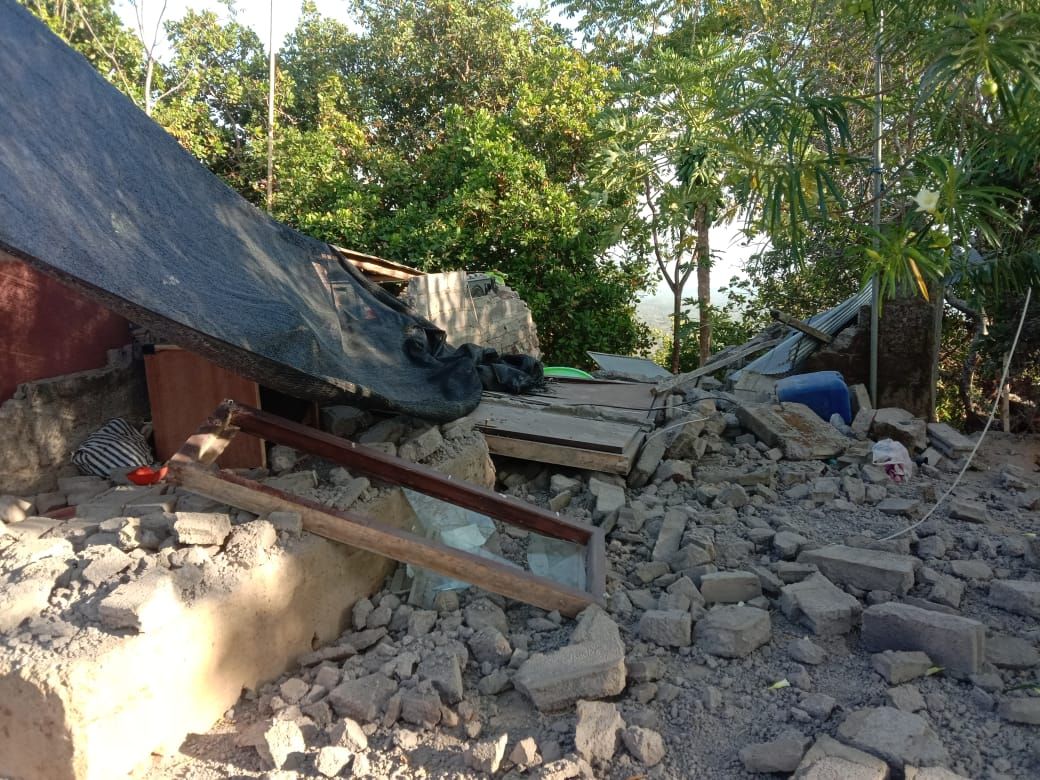 dampak gempa di kabupaten Karangasem Bali rumah rusak parah