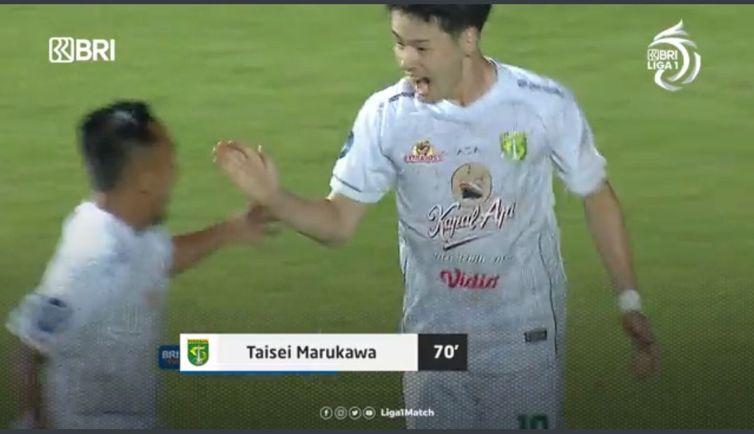 Teisei Marukawa merayakan golnya setelah menjebol gawang Persipura