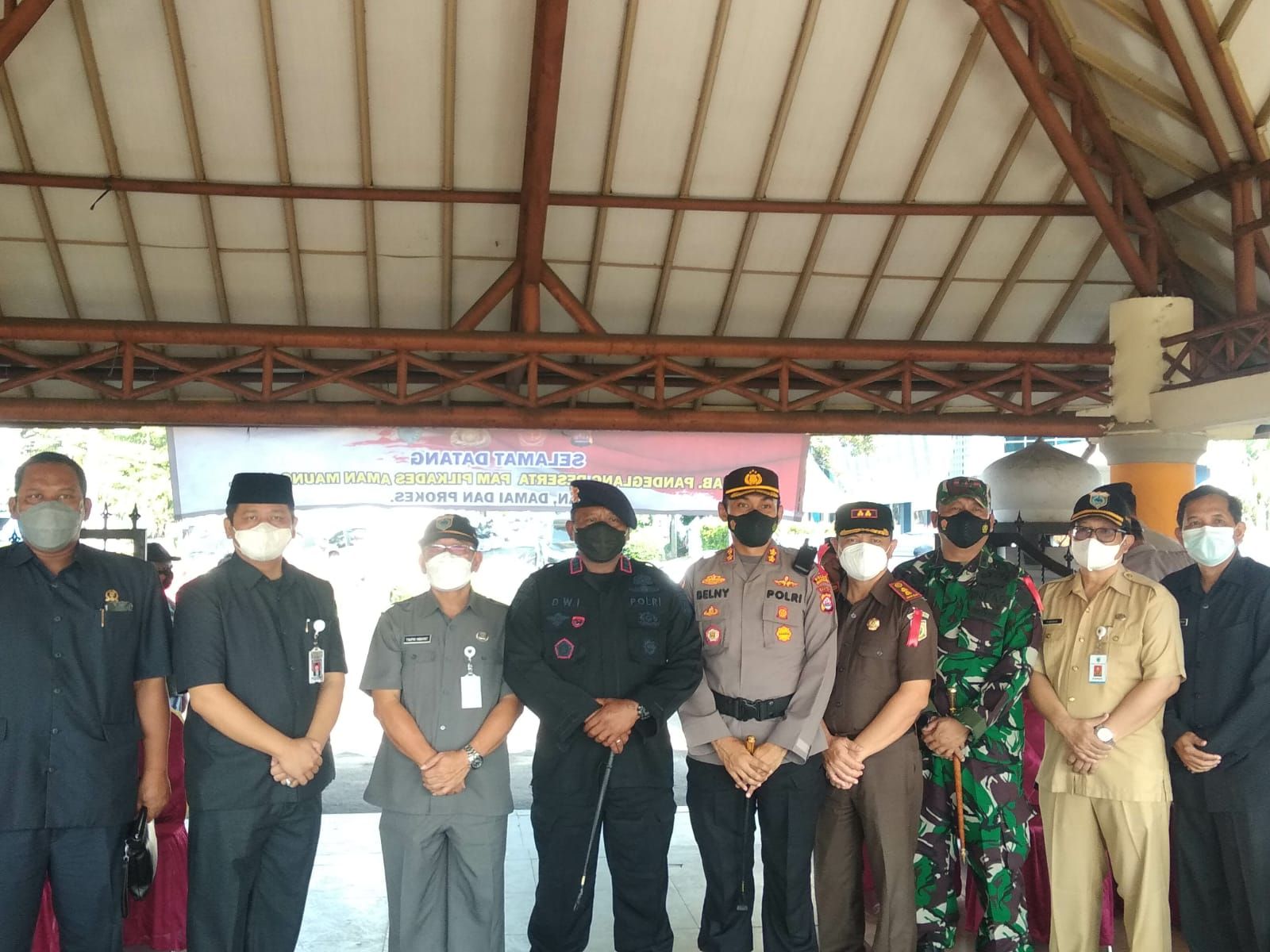Forkopimda saat foto bersama usai apel pergeseran pasukan di Alun - alun Kabupaten Pandeglang, Sabtu 16 Oktober 2021.