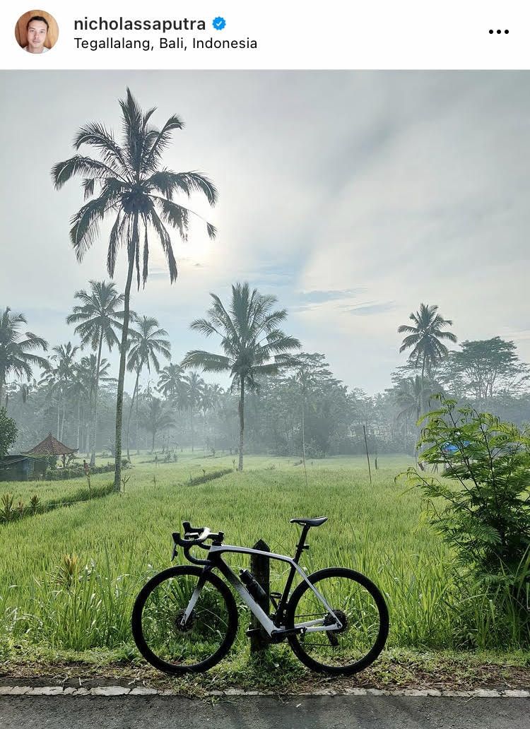 Unggahan foto Nicholas Saputra saat bersepeda di Bali.