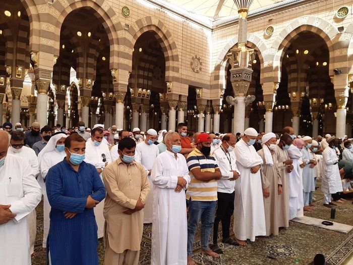 Saf sholat jemaah Zhuhur di Masjid Nabawi di Madinah, kembali rapat, Minggu 17 Oktober 2021.
