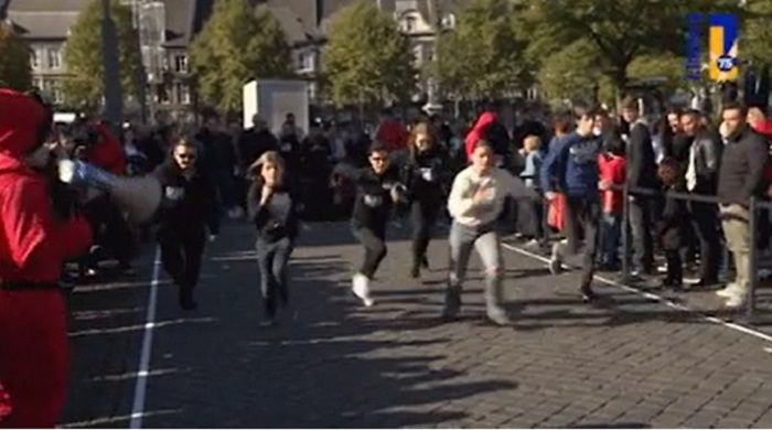 Anak-anak di Belanda tampak melakukan permainan Squid Game di Maastricht, Belanda