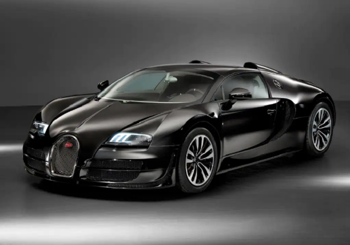 Buggati Veyron hitam milik Shah Rukh Khan ini ditaksir seharga Rp25 miliar.