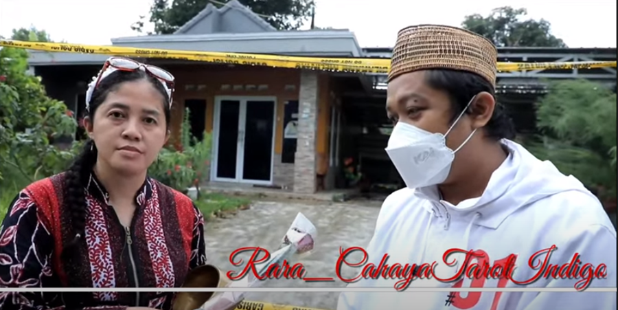 YouTuber Rara mewawancarai Yoris di depan rumah kejadian pembunuhan ibu dan anak di Subang