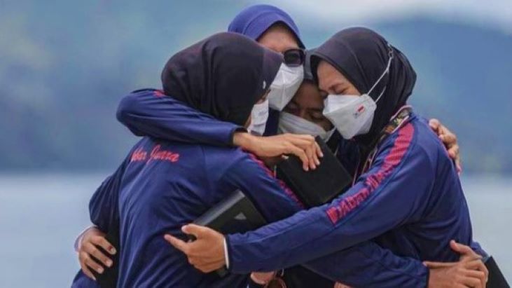 Tim dayung putri kontingen dayung Jawa Barat asal Kota Bandung bersuka cita usai memenagi pertandingan di cabang dayung di  di Venue Dayung Teluk Youtefa Jayapura 8 Oktober 2021 lalu.