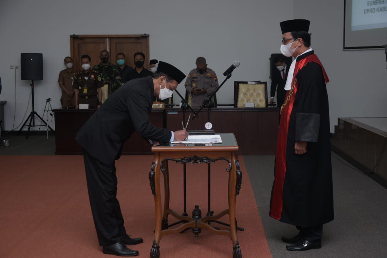 Munawar Cholil resmi disumpah menjadi Wakil Ketua DPRD Kebumen dari Fraksi Partai Golkar sisa jabatan 2019 - 2024.