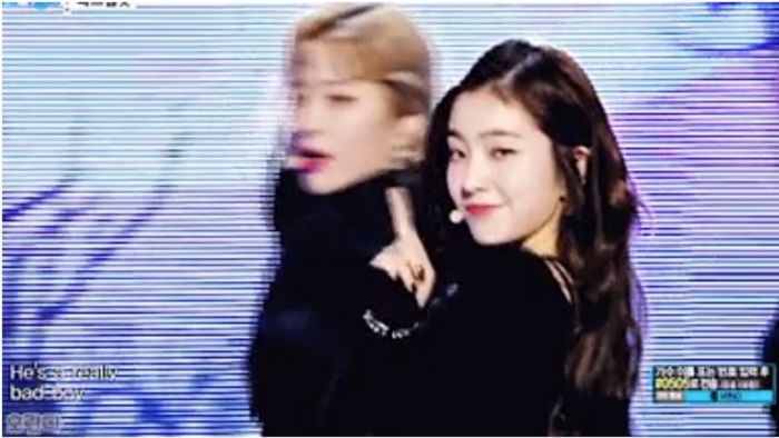 Irene Red Velvet saat melakukan gerakan jari khusus dan mengedipkan mata menggemaskan, gerakan yang sama saat Jennie BLACKPINK tampil pada single 'Solo'