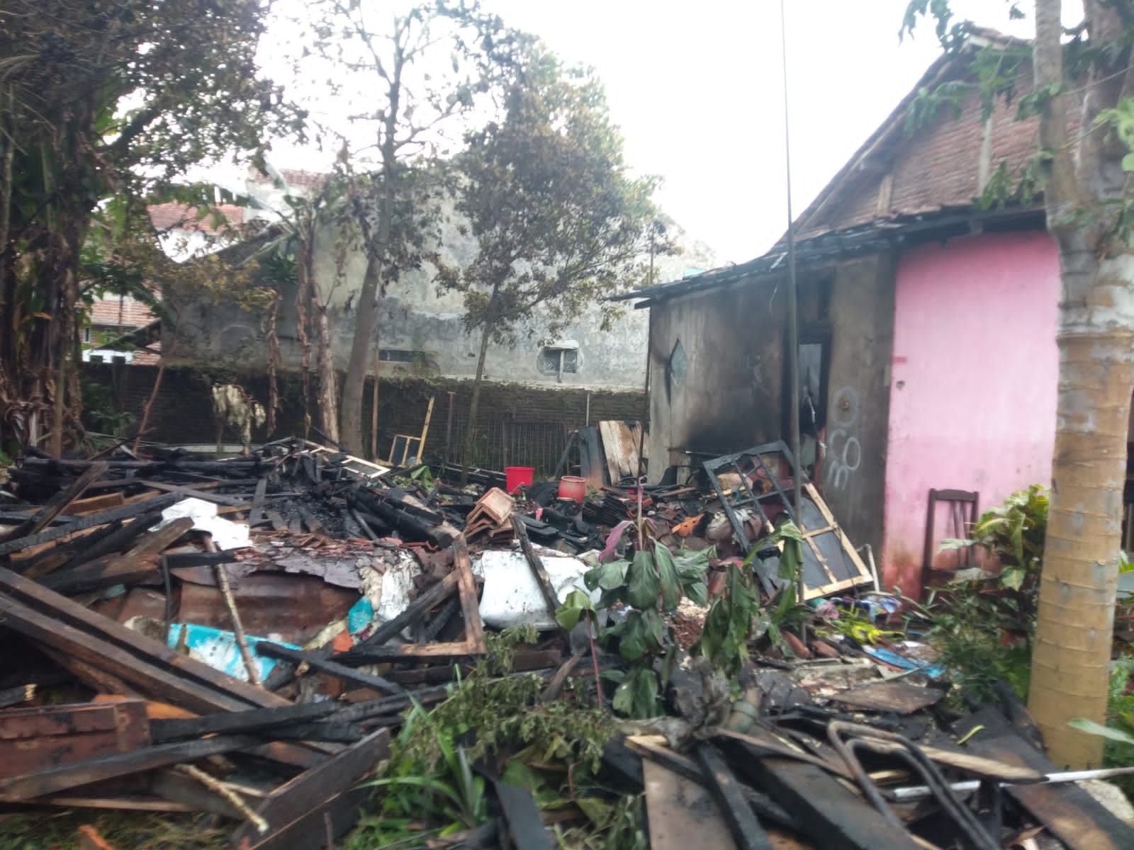 Kondisi rumah Ibu Sri Indriyanti (51)  di Rt. 02 Rw. 01 Desa Kranggan Pekuncen Banyumas setelah api berhasil dipadamkan oleh Petugas Pemadam Kebakaran, 17 Oktober 2021 sore. / Sukirman, Koramil Pekuncen, Polsek Pekuncen