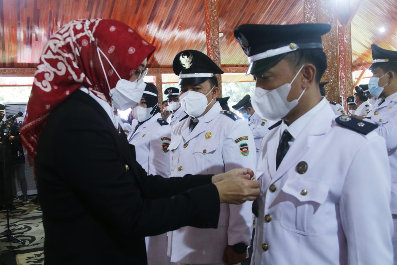 Para Kades yang dilantik oleh Bupati Purwakarta, Anne Ratna Mustika, pada hari Senin 18 Oktober 2021. (foto: Dok/ Diskominfo Purwakarta)