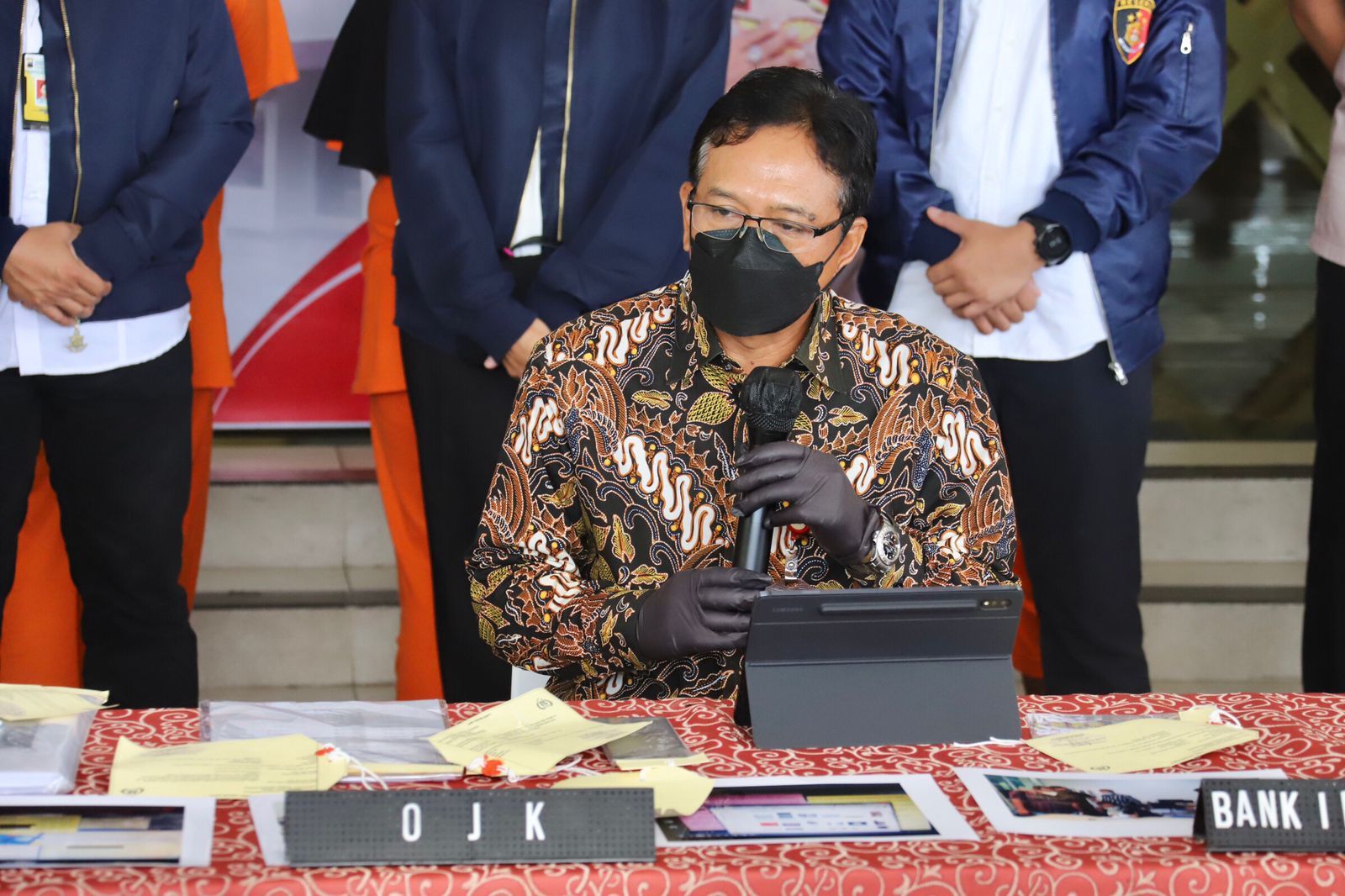 Kepala OJK Regional 3 Jateng - DIY, Aman Santosa ikut hadir dalam pengungkapan kasus pinjol ilegal