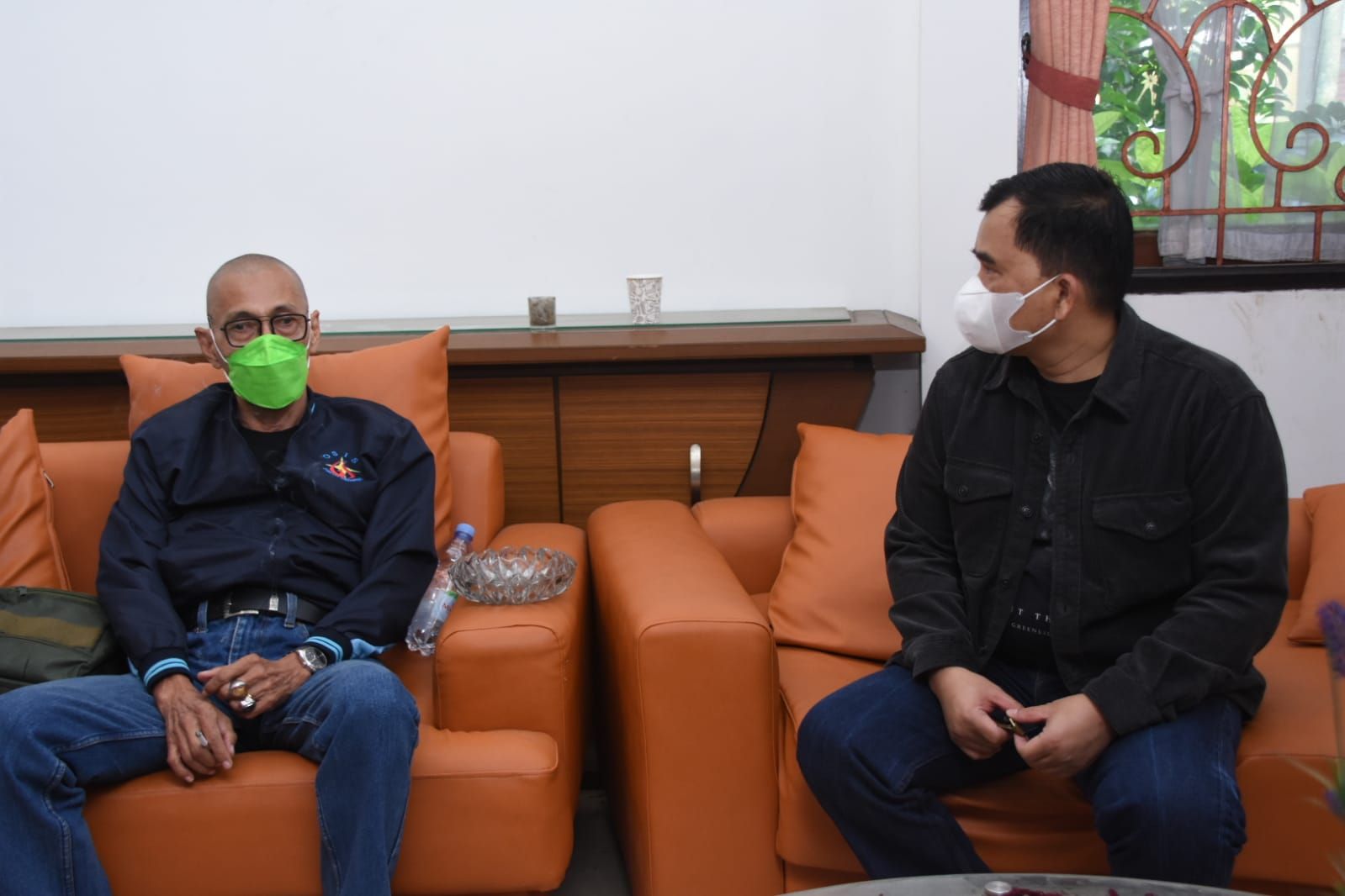 Terpidana Ir. Lilik Karnaen MT (kiri) setelah ditangkap petugas Kejaksaan di sebuah hotel mewah di Kota Bandung, Selasa, 19 Oktober 2021./Penkum Kejati Jabar 