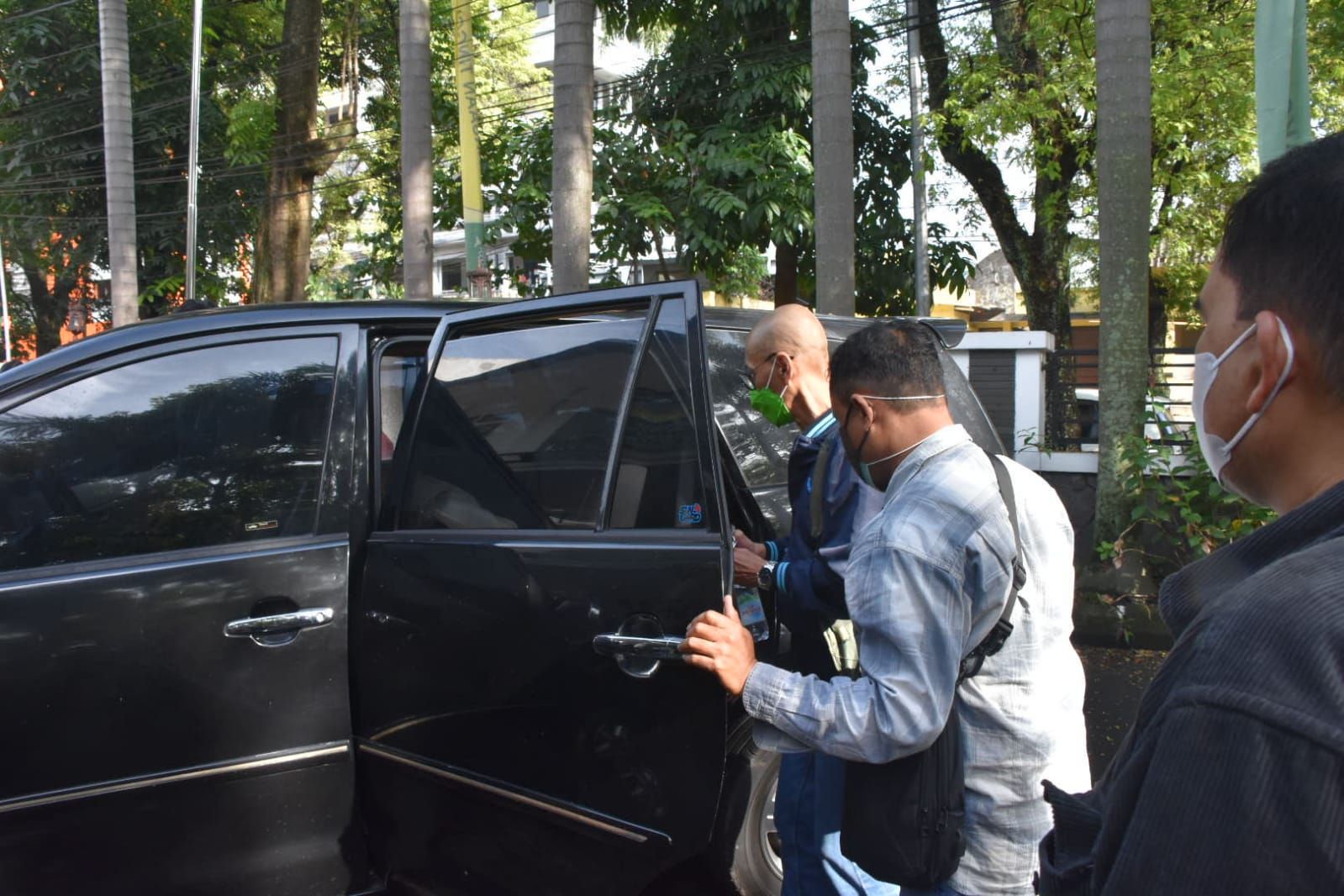 Mantan Dosen buronan kasus korupsi Gempa Yogyakarta saat masuk kendarana untuk dibawa ke Kantor Kejati Jabar