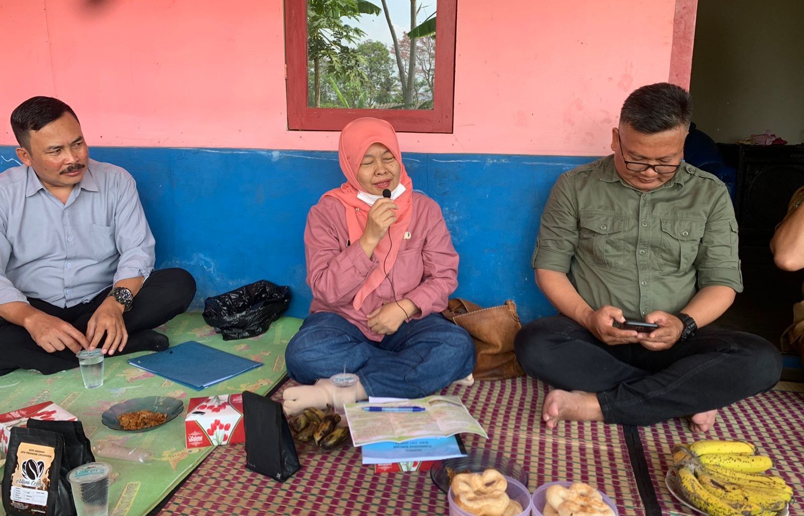 Kepala Bidang Banglin Dinas Perkebunan Jawa Barat Hermin Karlina melakukan sosialisasi kepada masyarakat di Cipongkor, hulu DAS Citarum, terkait penanaman kopi untuk pemulihan lingkungan dan bisnis masyarakat 
