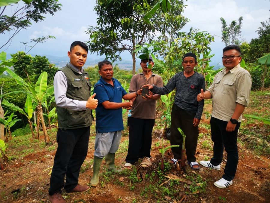 Kepala Seksi Pengendalian Perkebunan Dinas Perkebunan Jawa Barat Mochamad Sopian Ansori bersama kelompok tani dan personel Pemkab Bandung Barat dalam penanaman kopi di Cipongkor, Kab. Bandung Barat