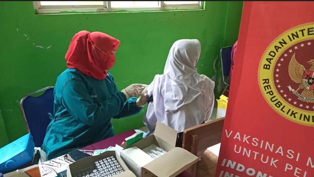 Salah seorang tenaga kesehatan sedang menyuntikkan vaksin dalam acara vaksinasi di Indramayu yang diselenggarakan oleh Badan Intelejen Negara (BIN)
