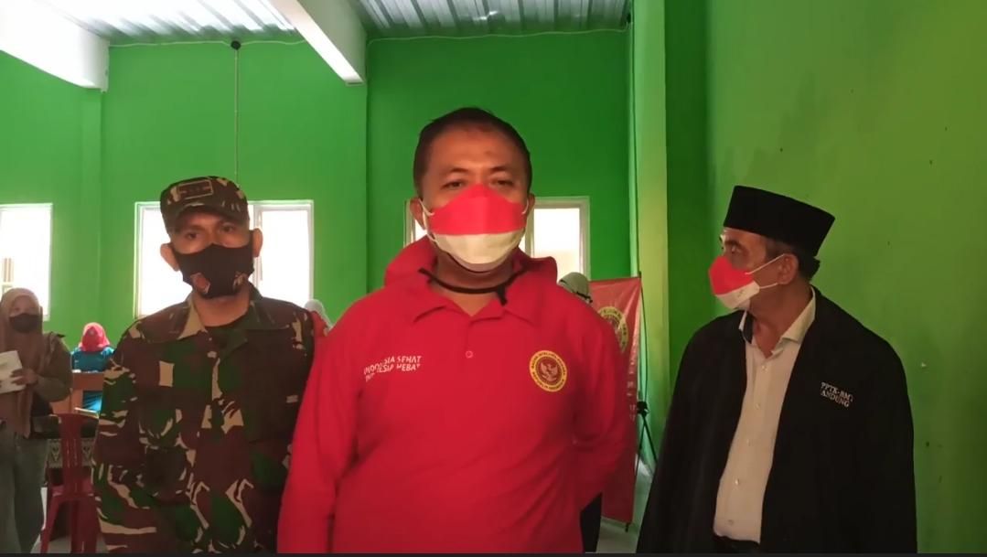 Kepala BIN Daerah Jawa Barat Brigjen TNI Dedy Agus Purwanto saat memantau langsung vaksinasi di Indramayu