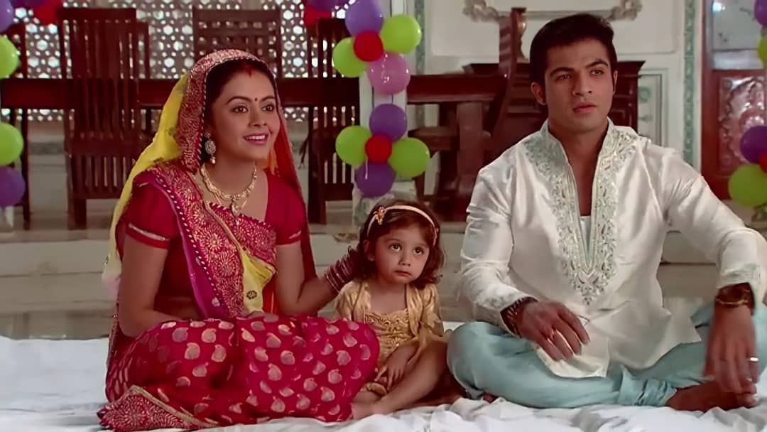 Gopi, Meera, dan Ahem dalam sebuah adegan di serial drama 'Gopi'.