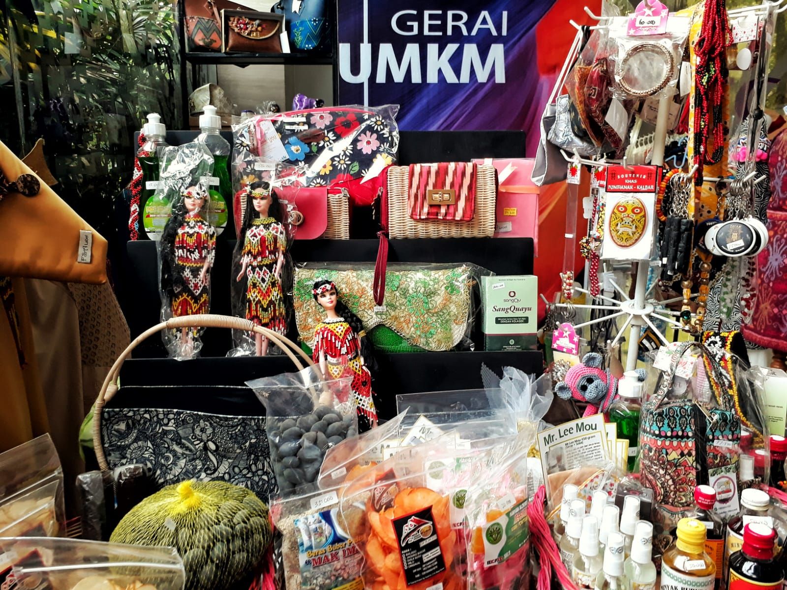 Gerai UMKM Keluarga Khatulistiwa menampilkan berbagai produk khas lokal Kalimantan Barat pada acara Batik Nusantara Celebration di Hotel Mercure Pontianak, 19 - 23 Oktober 2021