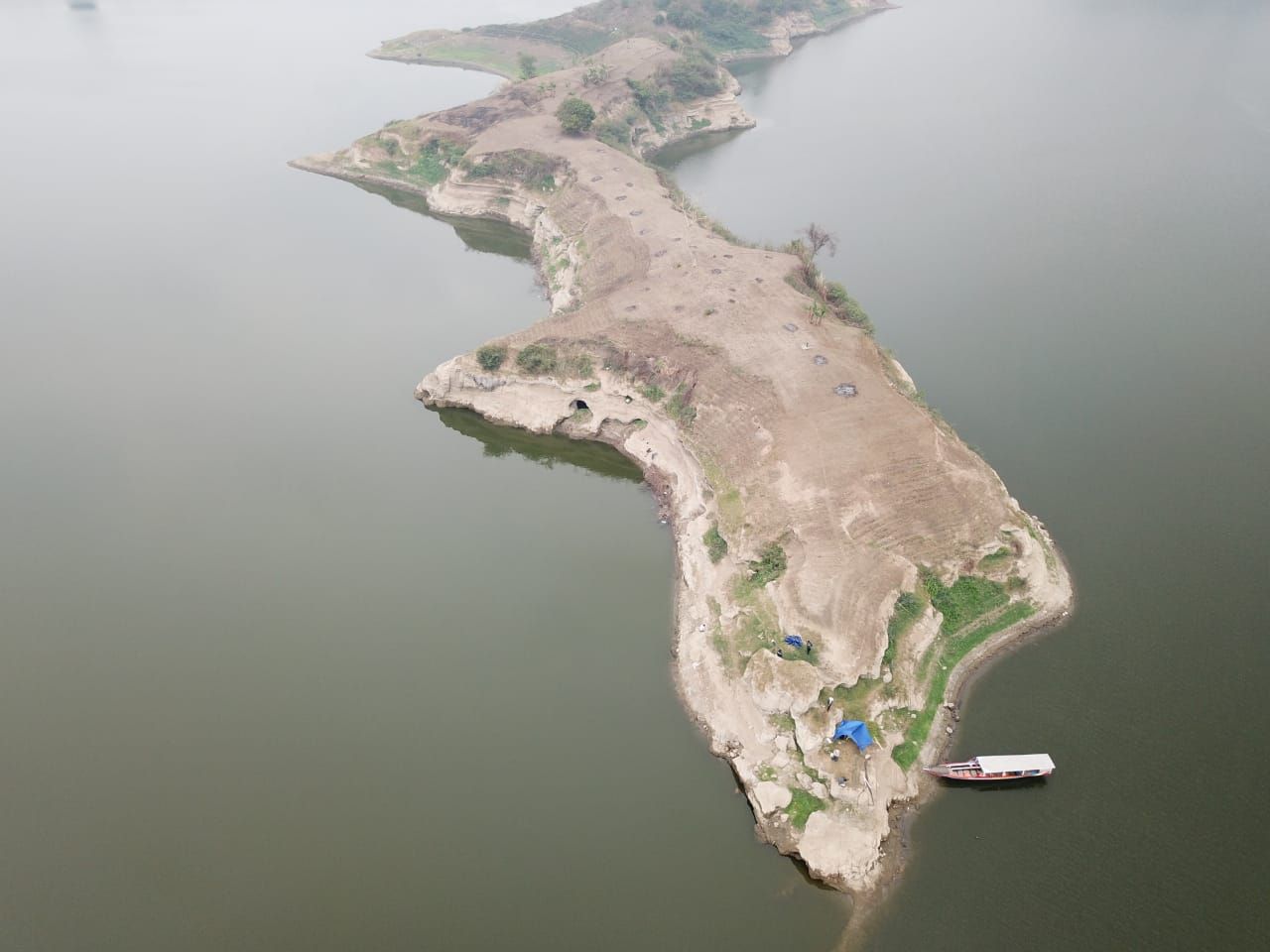 Pulau Sirtwo, sebuah pulau di tengah Waduk Saguling tempat ditemukannya fosil hewan purba.