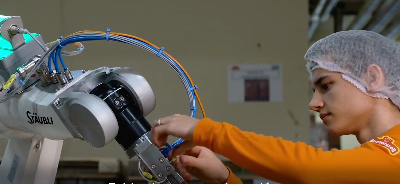 kegiatan pembuatan robot di perusahaan A3