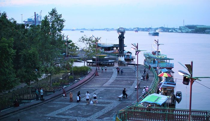 Alun-Alun Kapuas yang terhubung dengan waterfront city Pontianak