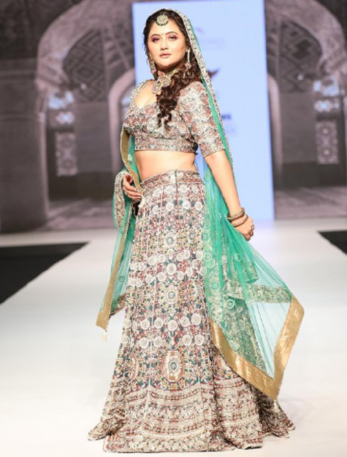 Rashami Desai tampil memukau di sebuah acara fashion week.