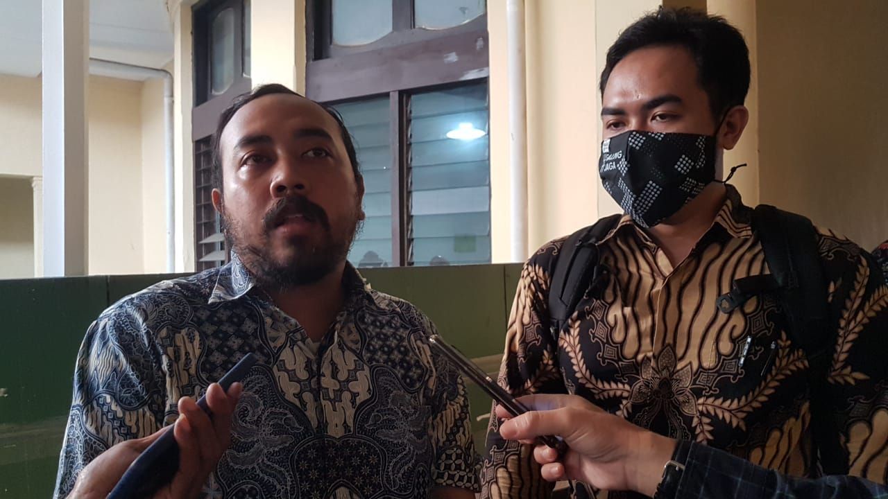 Abdul Khalid, Penasehat Hukum Keluarga Ahmad Noe'man, pendiri Ikatan Arsitek Indonesia saat memberikan keterangan pers usai sidang, Kamis 21 Oktober 2021