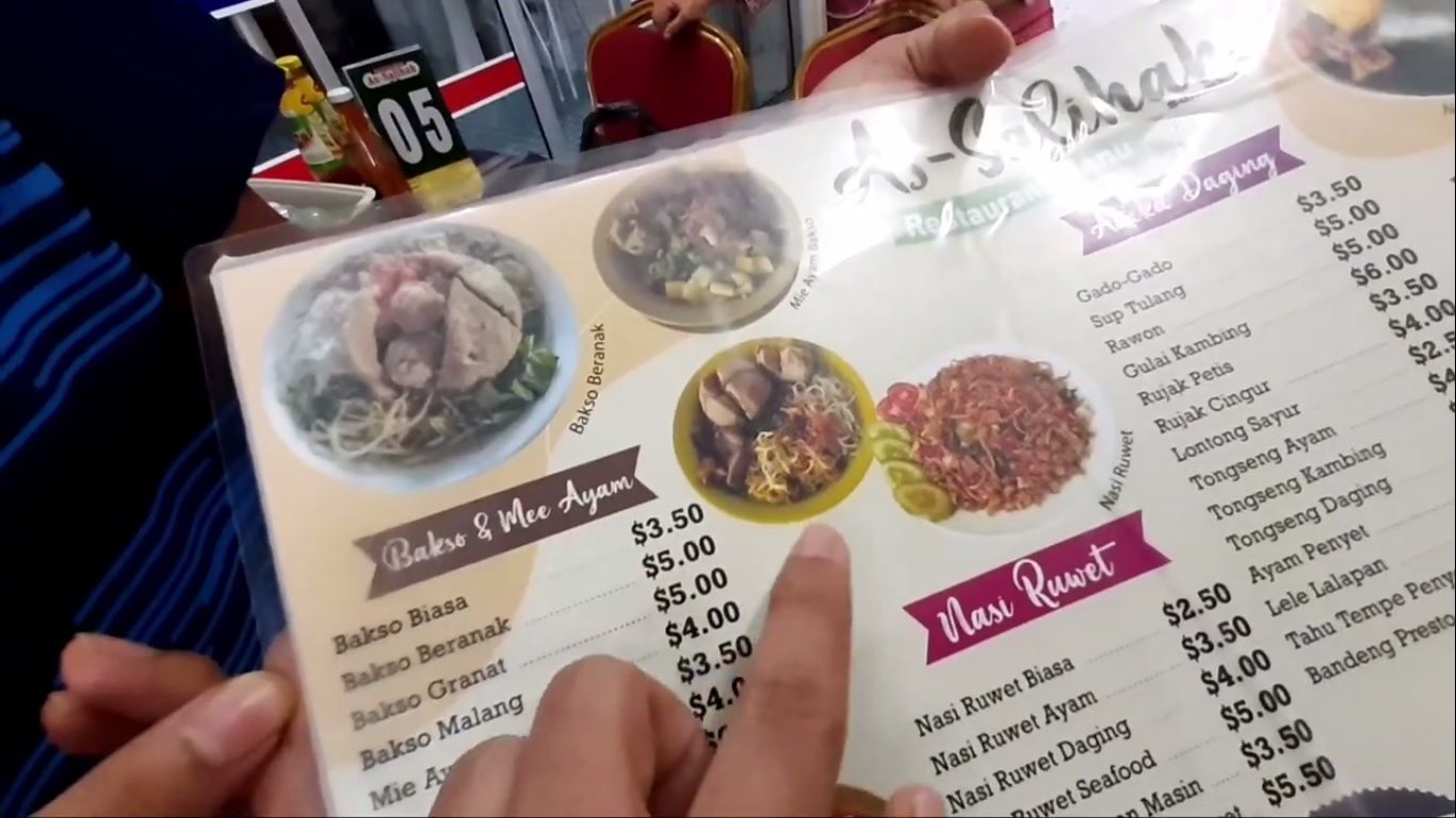 WNI ini menunjukan beragam menu dan harga dari makanan yang disajikan Warung Bakso Indonesia, As-Salihah dengan harga yang fantastis di Bandar Seri Begawan Brunei Darussalam