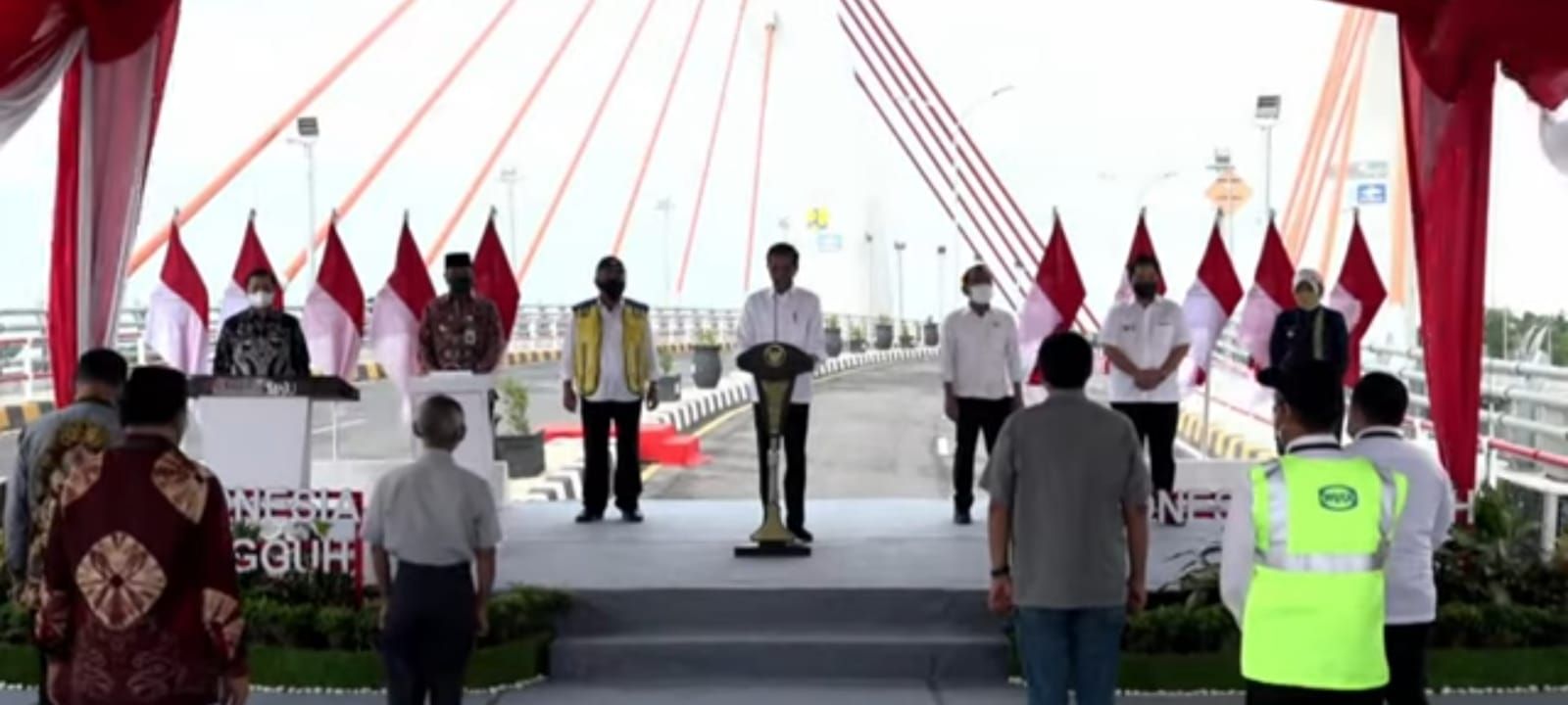 Resmikan Jembatan Sei Alalak Jokowi Tahan Gempa 100 Tahun Arah Kata<script async src=