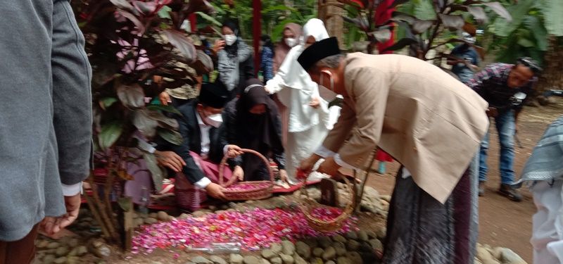 Bupati, Wakil Bupati dan Ketua DPRD beserta istri sedang menabur bunga di makam almarhum H. Yos Rosbi, Jumati, 22 Oktober 2021.