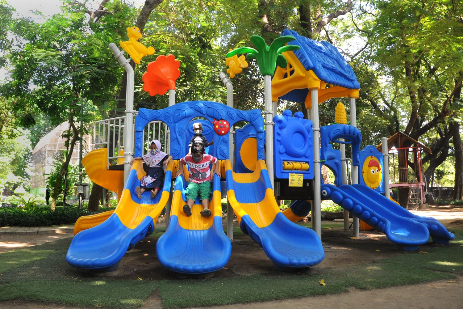 Anak-anak bermain di taman Flora Surabaya