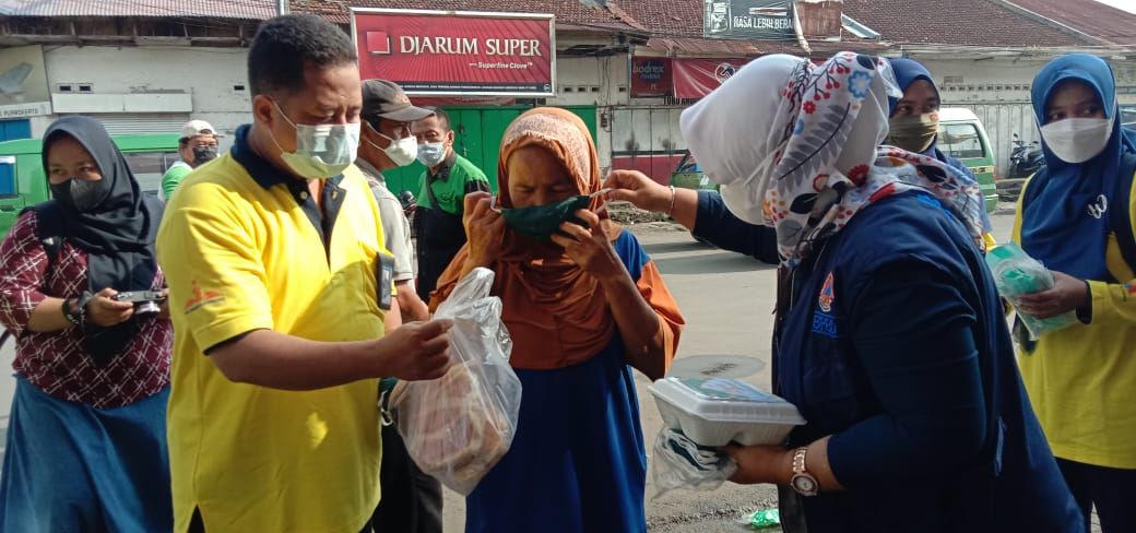 BMT Amanah Indonesia Bagikan Masker dan Sarapan Pagi Gratis di 3 Titik yaitu  di Pasar Wage Purwokerto, Kroya, dan Pasar Tambak, 22 Oktober 2021. / BMT Amanah Indonesia