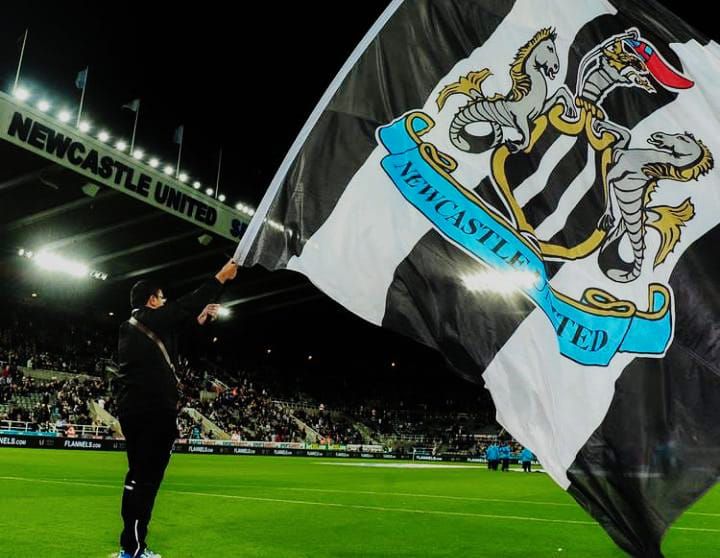  Bendera Newcastle United dikibarkan sebelum pertandingan. 