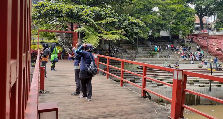 Pengunjung di area Sungai Cikapundung, Jalan Siliwangi, Hegarmanah, Kecamatan Cidadap, Kota Bandung, Jumat 22 Oktober 2021