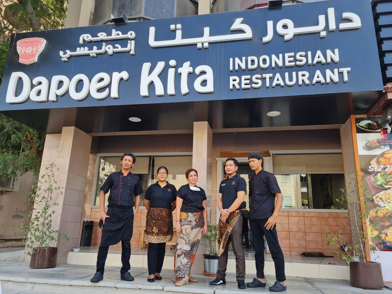 Seorang WNI bernama Eva Sabir (tengah) berfoto bersama para staffnya di Restoran Indonesia 'Dapoer Kita' miliknya di Kota Dubai, Uni Emirat Arab