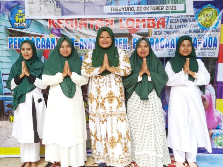 Foto bersama guru-guru keluarga besar PAUD Madani Desa Tabuyung usai acara peringatan Maulid Nabi Muhammad SAW. 
