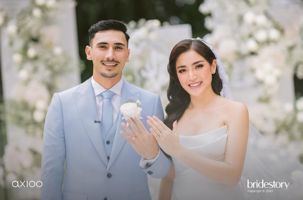Foto Jessica Iskandar dan Vincent Verhaag memamerkan cincin pernikahan/Instagram @inijedar
