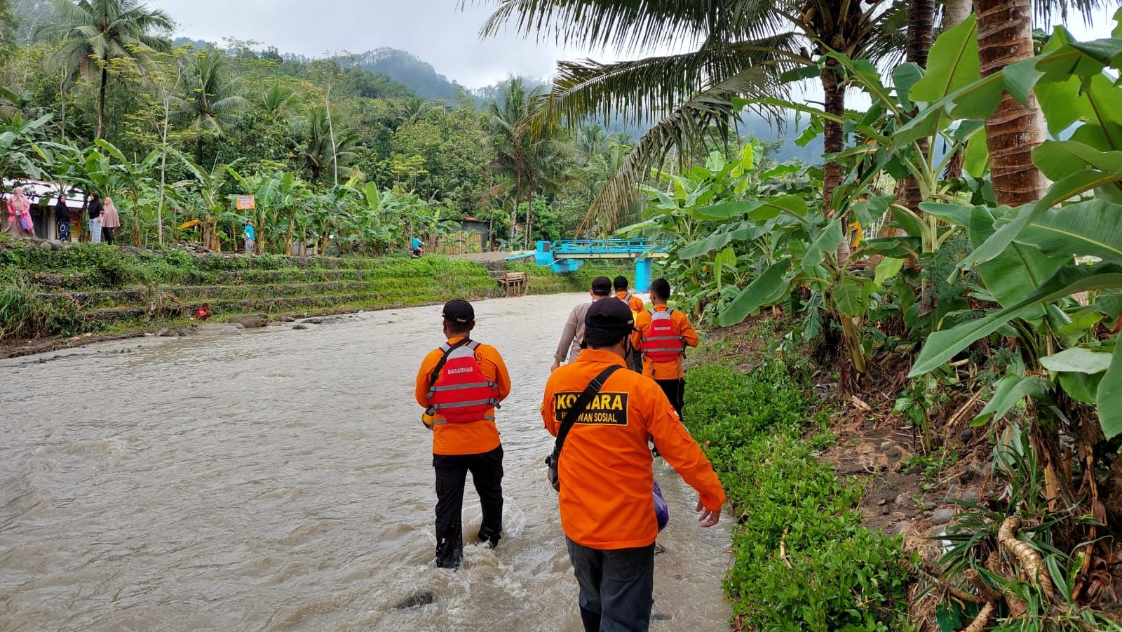 Tim SAR Gabungan terus upayakan pencarian warga yang tenggelam di Sungai Desa Sampang, Sempor, Kebumen, 23 Oktober 2021. / Basarnas Cilacap
