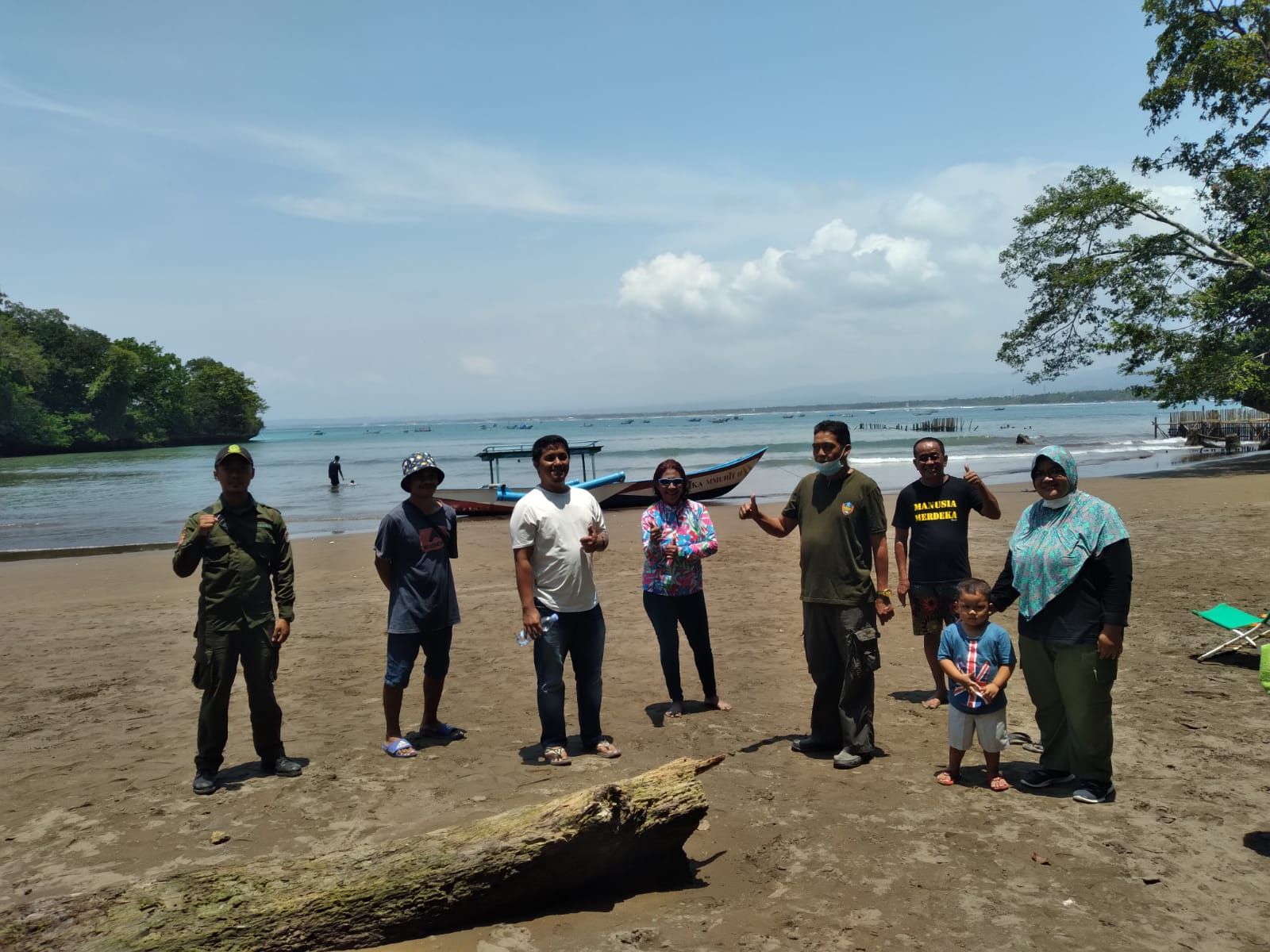Kepala BKSDA Pangandaran Uking Iskandar bersama Susi Pudjiastuti dan Dokter Hewan Idam di pantai Pangandaran, Sabtu, 24 Oktober 2021.