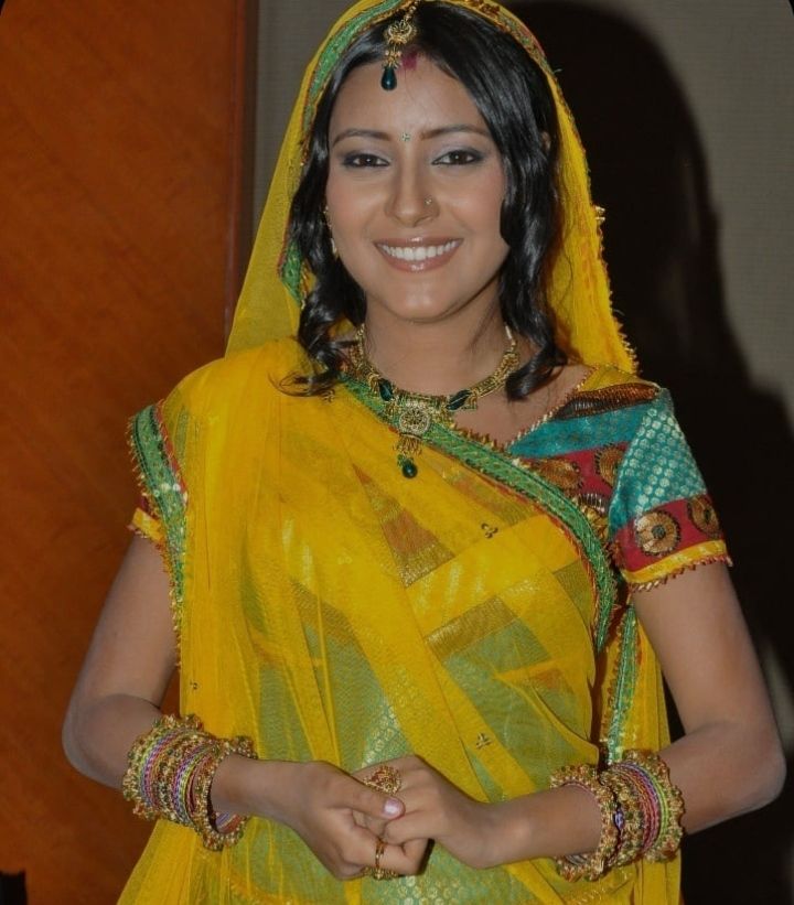 Pratyusha Banerjee berperan sebagai Anandi di serial Balika Vadhu