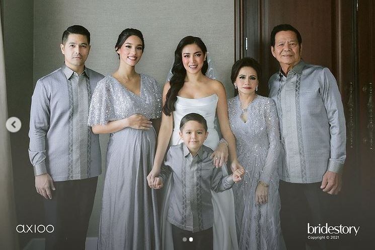 Jessica Iskandar dan keluarganya/Instagram @inijedar