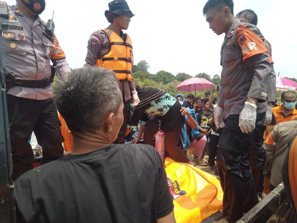 Jenazah korban tenggelam di Sungai Cilutung, Kecamatan Tomo, Kabupaten Sumedang, Jawa Barat, Minggu 23 Oktober 2021