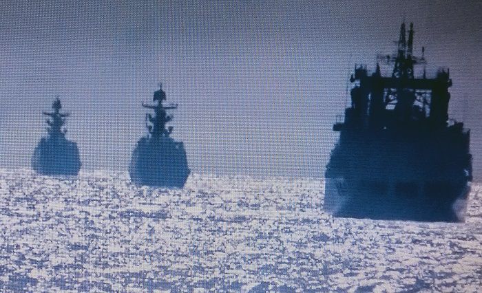 Kapal perang China dan Rusia melakukan patroli bersama di Samudera Pasifik.*  