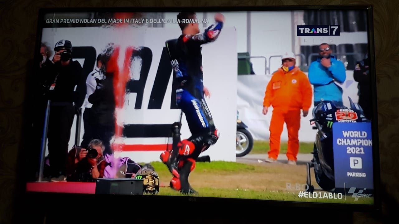 Fabio Quartararo, saat melakukan selebrasi dikukuhkan menjadi juara MotoGp 2021