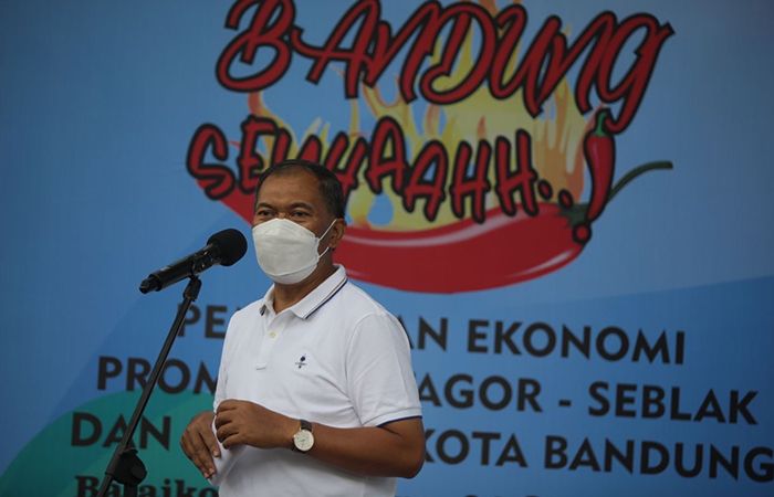 Wali Kota Bandung Oded M Danial menyapa langsung para pedagang batagor dan seblak di Balai Kota Bandung, Minggu 24 Oktober 2021